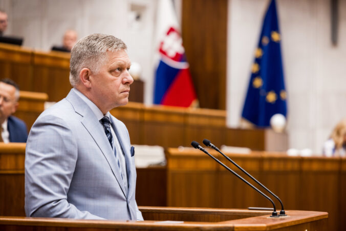 Fico odmieta financovať vojnu na Ukrajine, uvažuje nad zvolaním mimoriadneho rokovania parlamentu – VIDEO