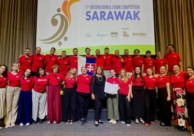 Spevácky zbor Lúčnica triumfoval na súťaži v Malajzii, úspech ocenila aj ministerka Šimkovičová – FOTO