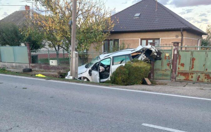 Opitý vodič so zákazom šoférovania spôsobil hrozivú dopravnú nehodu, auto vletelo do brány rodinného domu – VIDEO, FOTO
