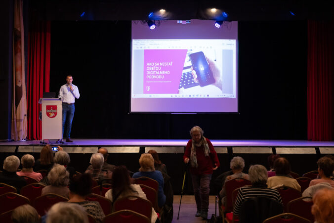 Telekom v októbri rozbieha sériu osvetových aktivít na zvýšenie bezpečnosti seniorov v digitálnom prostredí. V grantovom programe Zrelí na dobu digitálnu podporí projekty sumou 65 000 eur