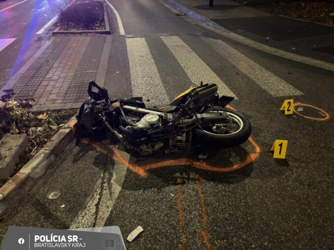 Vodič auta nedal prednosť motorkárovi, došlo k silnej zrážke. 20-ročný mladík utrpel ťažké poranenia – FOTO