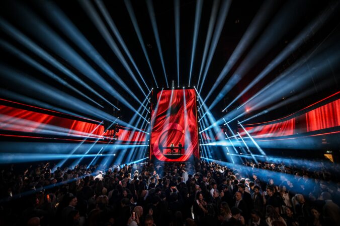 Zvedavosť spojila umenie, technológie a víziu bezdymovej budúcnosti: Večer Sensorium Worlds v Miláne ukázal silu kreatívnej spolupráce IQOS Curious X a SELETTI