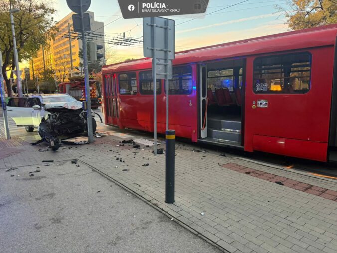 Električka v Bratislave po zrážke s autom narazila do zastávky, premávka je čiastočne obmedzená – FOTO
