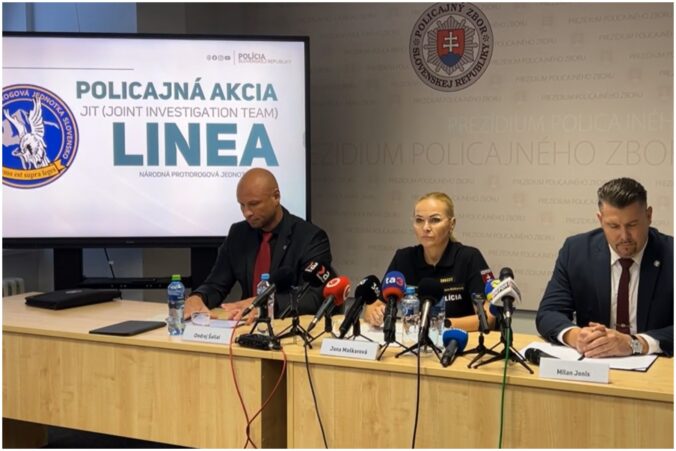 Polícia v rámci medzinárodnej akcie zaistila cez dvetisíc kilogramov kokaínu, zadržaných bolo 22 osôb – VIDEO + FOTO