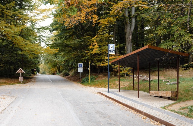 Rekreačná lokalita Kamzík prešla obnovou, získala atypickú autobusovú zastávku aj viac miest na sedenie – FOTO
