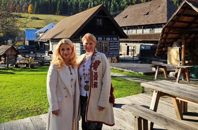 Šimkovičová má so starostkou obce Čičmany spolupracovať pri výbere vstupného, nápad s turniketmi sa už dočkal kritiky – VIDEO, FOTO