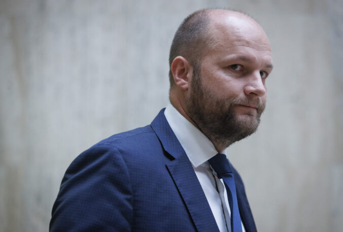 Policajt, ktorý riešil nehodu šéfa SIS Gašpara, náhle končí v Policajnom zbore, tvrdia Demokrati