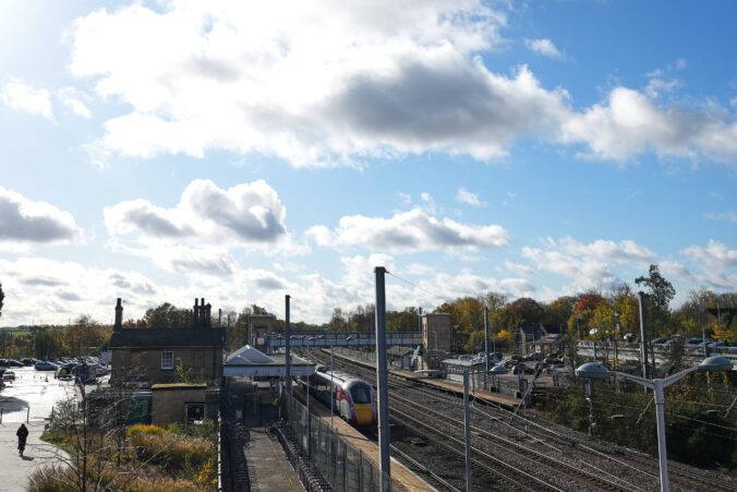 V Anglicku sa vykoľajil vlak, zranenia utrpeli štyria ľudia