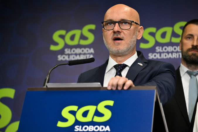 Vláda podľa Gröhlinga vyrába umelé hrozby, liberáli podávajú pre výroky o prevrate trestné oznámenie – VIDEO