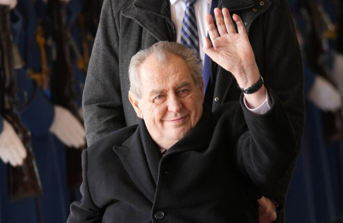 Českého exprezidenta Miloša Zemana operovali, zostáva v nemocnici