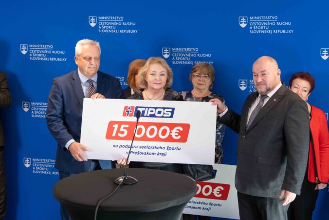 Huliak odovzdal šeky dôchodcom, peniaze z hazardu majú podporiť športové aktivity seniorov – VIDEO, FOTO