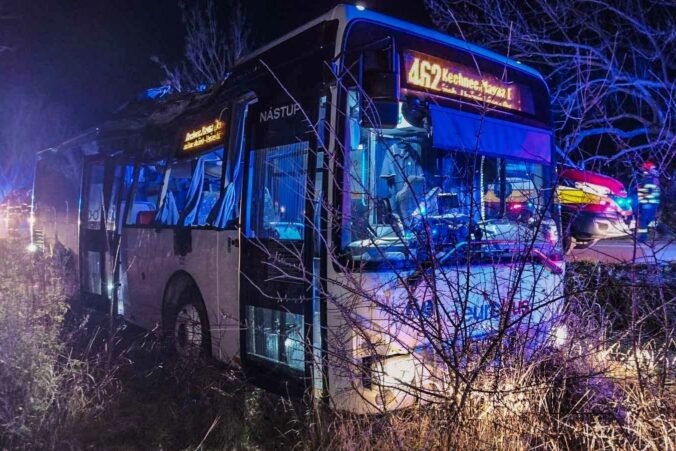 Medzi Mokrancami a Čečejovcami narazil do stromu autobus, viezlo sa v ňom 15 ľudí