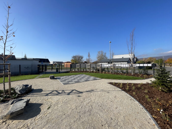 Obyvatelia Chorvátskeho Grobu majú vďaka Budimexu nový park, na výstavbe sa podieľali aj dobrovoľníci