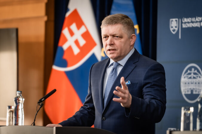 Hlasovanie o dôvere vláde bude vtedy, keď to bude príhodné. Prejde to okolo mňa ako vínna muška, povedal Fico