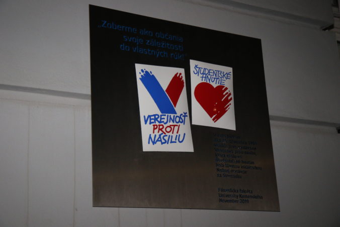 Hlavné mesto aj mesto Poprad udelia 17. novembra zamestnancom voľno a pridá sa aj BVS, kraj však nie