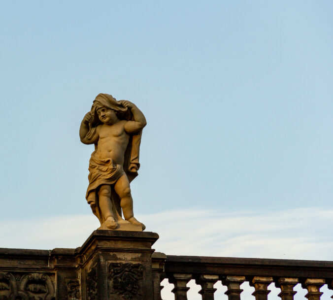 Na lávke pribudla socha, vystrašení vodiči volajú polícii, že je tam samovrah