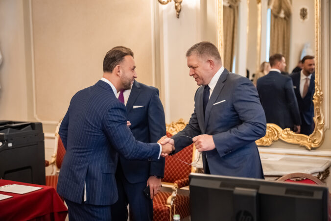 Strana Hlas-SD poprela, že by riaditeľka školy, kde mal prednášať premiér Fico, bola jej členkou