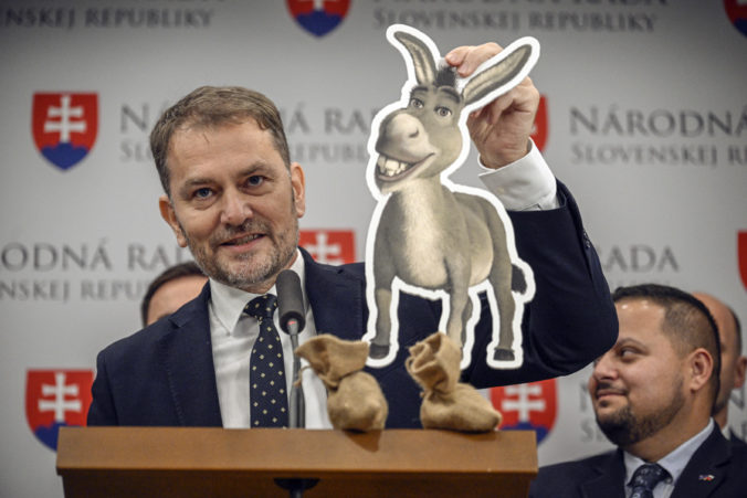 Matovič nie je nútený robiť to, čo mu ide najťažšie. Robí to, čo mu v praxi prináša politické body