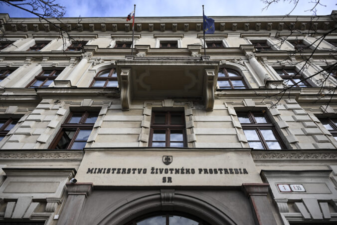 Polícia rieši neohlásené zhromaždenie pred ministerstvom životného prostredia, na mieste je aj antikonfliktný tím