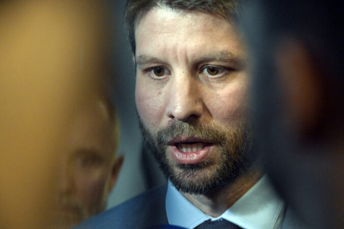 Progresívci žiadajú demisiu ministra dopravy, ľudia sa podľa Šimečku začínajú báť chodiť vlakom – VIDEO