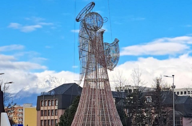 Vianočný anjel už zdobí veľký kruhový objazd v Poprade, jeho prílet sledovali vyše dve stovky ľudí – VIDEO, FOTO