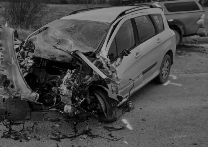 Vodič osobného auta v okrese Martin prešiel do protismeru, zrážku s ďalšími vozidlami neprežil – FOTO