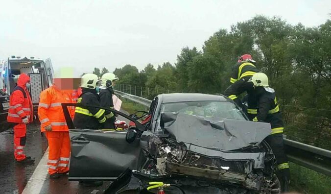 Zrážka troch áut na diaľnici D1 pred Bratislavou spôsobila rozsiahle kolóny