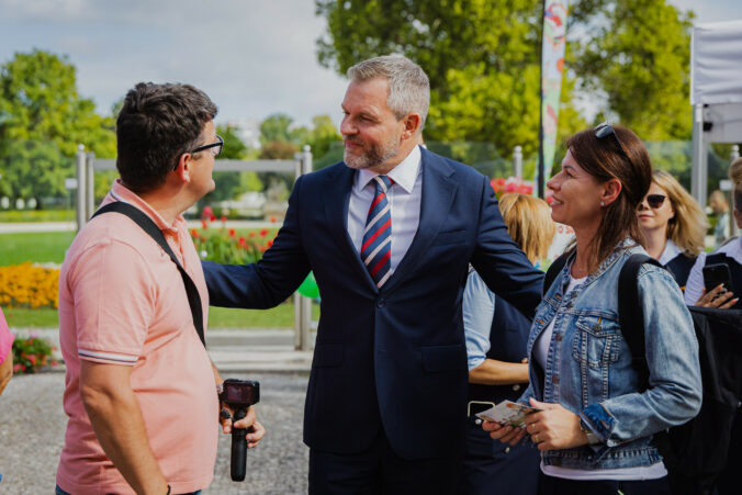 Dieťa občanov Slovenska bude môcť mať dve priezviská, Pellegrini podpísal novelu zákona