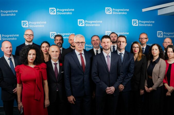 Progresívne Slovensko predstavilo tieňovú vládu. „Ministerkami“ sú aj Jaurová, Stohlová a Števulová – VIDEO