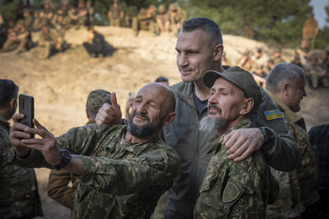 Ukrajina má veľký problém s náborom nových vojakov a Kličko prirovnal ruské útoky k počítačovej hre