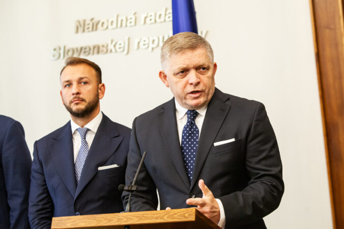Fico považuje rozsudok v prípade čurillovcov za absurdný, Smer ponúka Šutajovi Eštokovi právnu pomoc