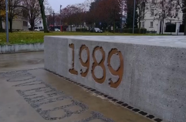 Na námestí slobody v Bratislave stojí pamätník Nežnej revolúcie, čaká ho slávnostné odhalenie – VIDEO