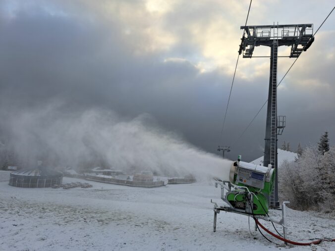 Zasnežovanie lyžiarskych stredísk v Tatrách sa možno začne už budúci týždeň, keď sa ochladí