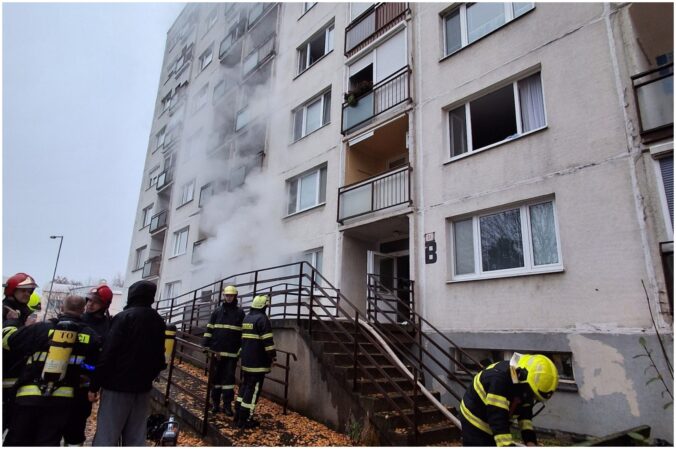 Hasiči zasahujú pri požiari bytového domu v Topoľčanoch, na mieste je viacero zranených