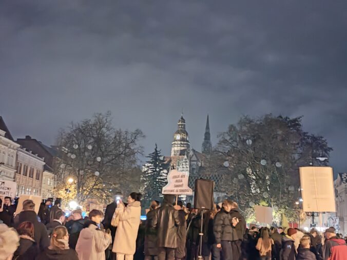 Košicami prešiel na výročie Nežnej revolúcie študentský pochod, v centre sa zišlo asi dvadsaťtisíc ľudí – VIDEO