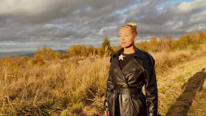 Lucia Gibarti má debutový album GIBARTI a k jednej z najintímnejších piesní vydala aj videoklip – VIDEO