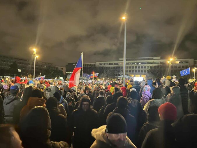 Na Námestí slobody v Bratislave sa zišli desiatky tisíc ľudí, dav skandoval „Dosť bolo Fica“