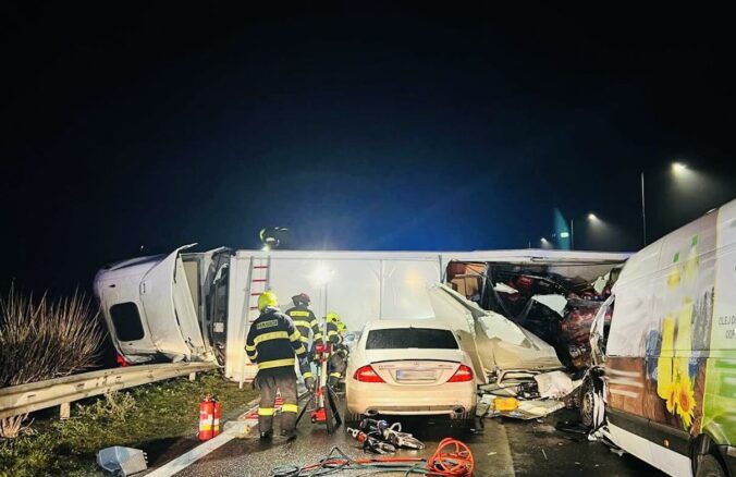 Tragická nehoda na D1 pri Ilave. Kamión prerazil zvodidlá, následne doňho vrazili ďalšie vozidlá – FOTO