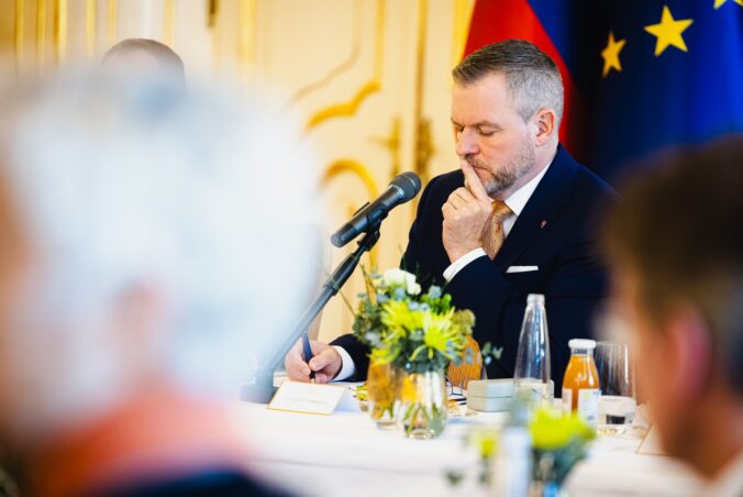 Pellegrini diskutoval s veľvyslancami členských štátov EÚ, témou bol aj tlak na rodinné rozpočty a vysoké ceny – FOTO
