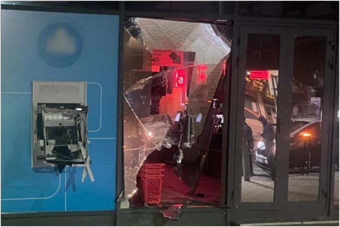 Výbuch pri predajni potravín v Stupave poškodil bankomat, škoda zatiaľ nie je vyčíslená