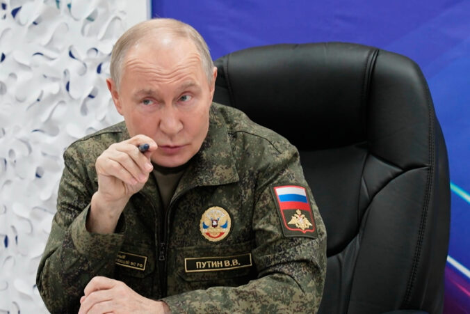 Putin hrozí, že dobyje ďalšie mestá, ak Kyjev odmietne mierový návrh USA