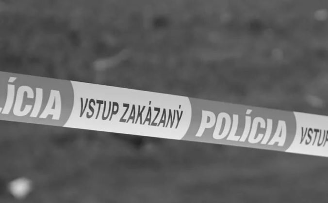 Ples vo Fiľakove sa zmenil na tragédiu, 19-ročný muž zahynul po páde z okna, pretrhlo sa pred ním zábradlie
