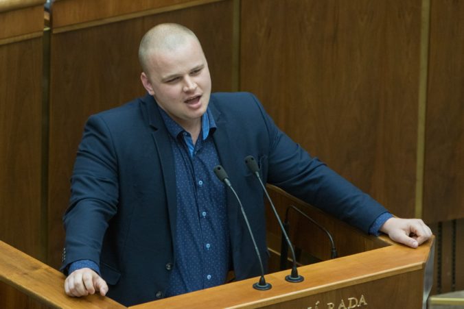 Bývalý asistent Mazureka pôjde pred súd, čelí obžalobe pre extrémizmus