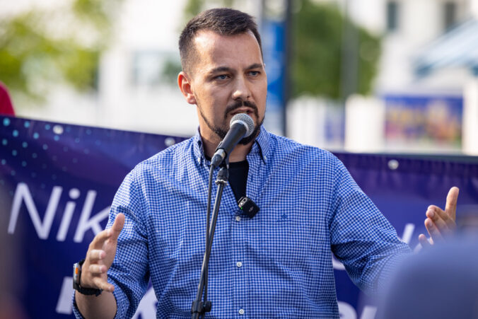 Demokrati avizujú protest v Bratislave, tvrdia že zrušenie úradu oznamovateľov je pomsta Fica a Šutaja Eštoka