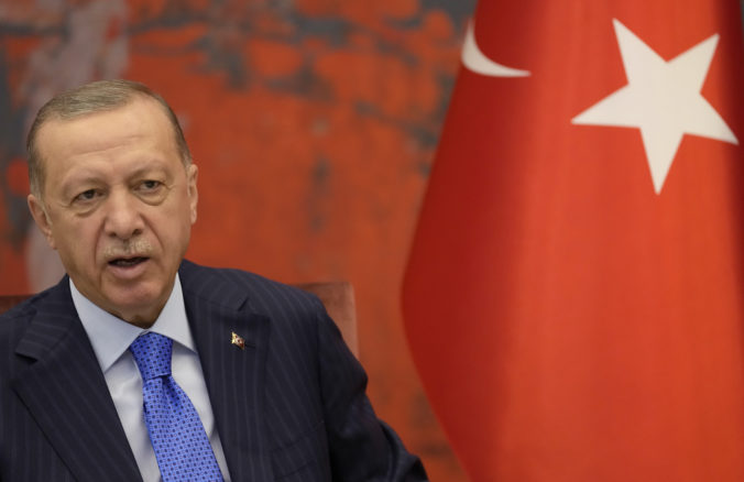 Erdogan bude telefonovať s Putinom o krokoch, ktoré môžu zastaviť zabíjanie na Ukrajine