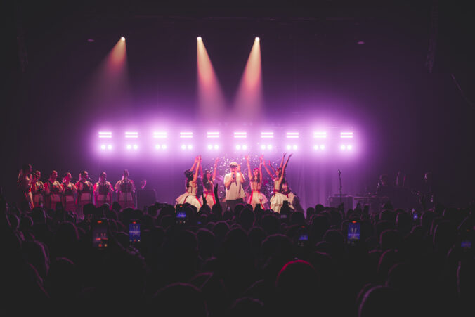 Billy Barman a dievčatá zo SĽUK-u v sprievode unikátnej vizualizácie od Ploom prinesú predvianočnej Bratislave silný hudobný zážitok