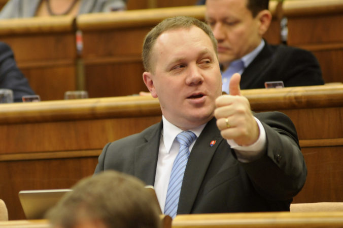 Kresťanská únia odmieta spochybňovanie práva Slovenska na národnú identitu a konanie eurokomisie