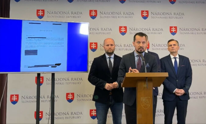 Šéf finančnej správy dal príkaz na lustrovanie rodiny Marty Šimečkovej, tvrdia Demokrati. Podávajú trestné oznámenie – VIDEO