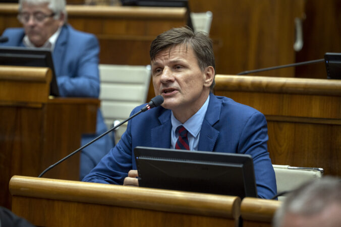 Hlina kritizuje obmedzovanie diskusie v parlamente, koalícia rozpravu mocensky stopla pred výstupom Šimečku