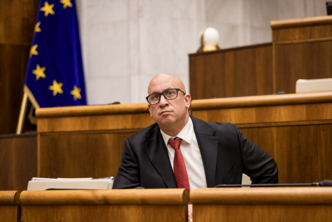Minister Ráž bude v pondelok čeliť odvolávaniu, na stole sú aj návrhy na vyslovenie nedôvery ďalším členom vlády